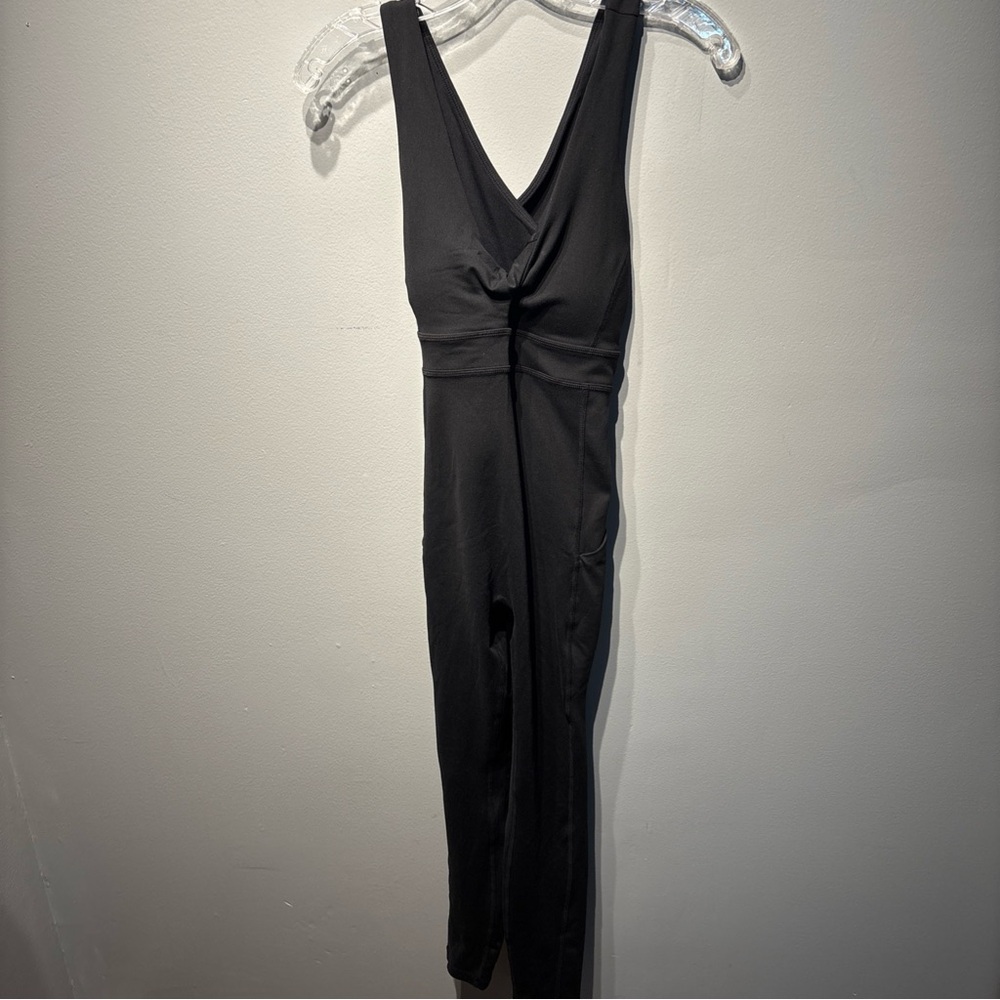 Fabletics Women's Oasis Twist Front 7/8 Jumpsuit SzS Black Padded Bra NWT